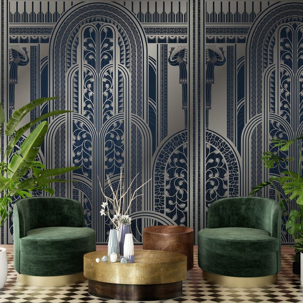 Raumgestaltung mit Art-Deco-Tapete, Sesseln und Couchtischen auf Schachbrettmusterboden