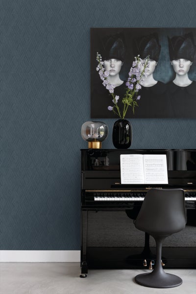 Wohnraum mit gemusterter Tapete, Klavier, Lampe und Dekoration