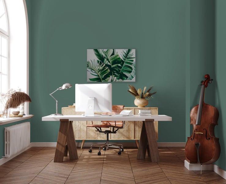 Ein modernes Homeoffice mit dunklen Holzböden, einem Schreibtisch aus Holz, einem Ledersessel und einem Kontrabass in einem eleganten Arbeitszimmer.