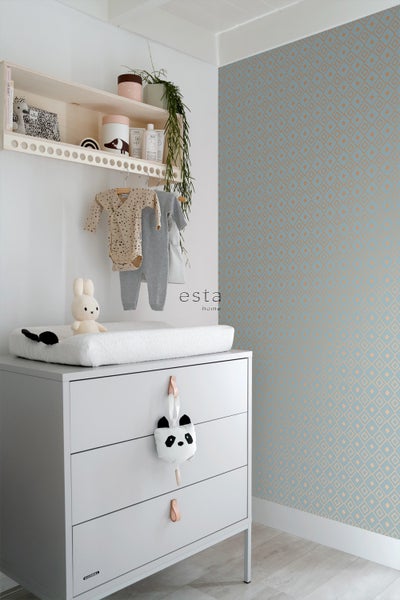 Kinderzimmer mit Kommode, Wickelauflage, Regal und gemusterter Tapete