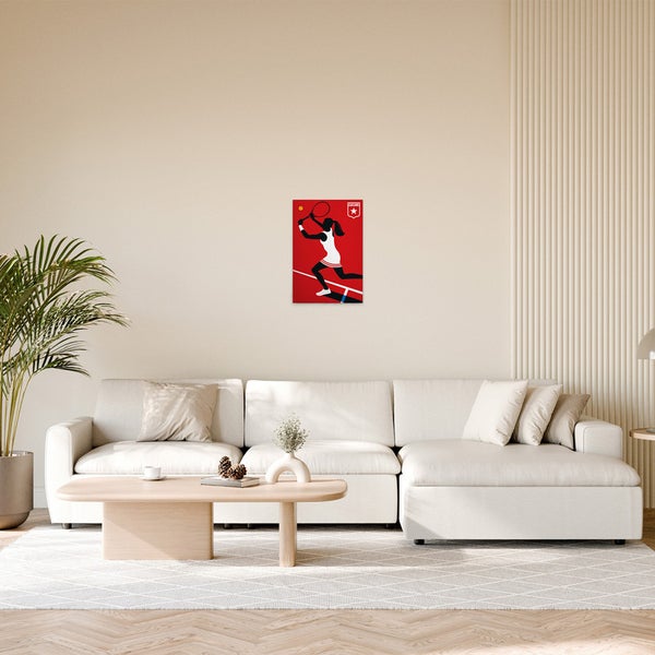 Wohnzimmer mit einem roten Sportposter mit Tennisspieler-Motiv an der Wand über einem weißen Sofa.