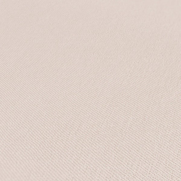 Dekorative Inneneinrichtung mit Zimmerpflanze, Schallplattenspieler und Holzkommode