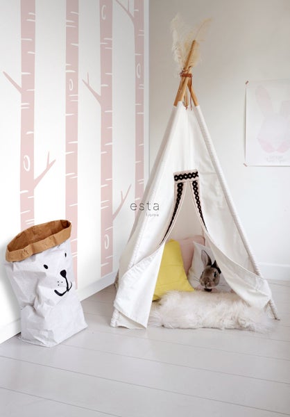 Kinderzimmer mit Tipi, Papieraufbewahrungssack und Baumtapete