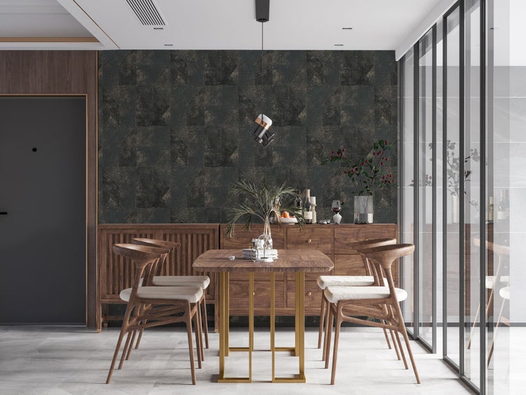 Szene mit gemusterter Tapete, Lampe, Schale und Büchern auf einem Tisch