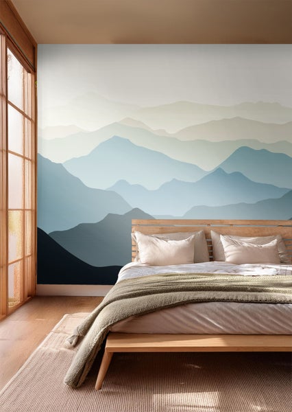 Helles Schlafzimmer mit Fototapete Berglandschaft, Bett und Teppich