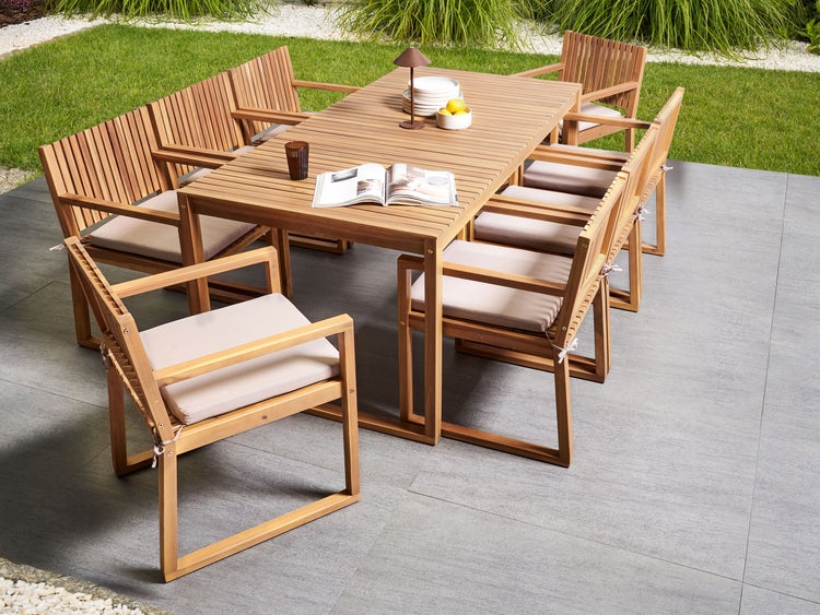 Gartenmöbelset aus Holz mit Tisch und sechs Stühlen auf einer Terrasse