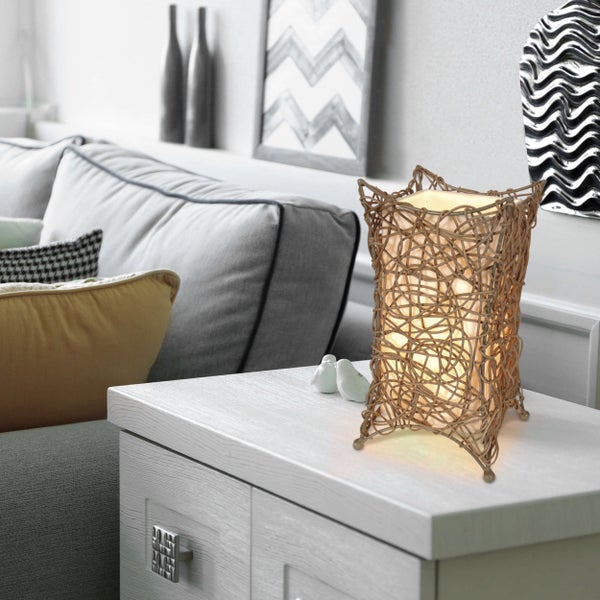Dekorative Lampe aus Rattan auf einem Nachttisch in einem Wohnzimmer
