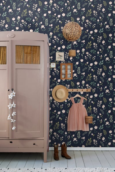 Kinderzimmer mit blumiger Tapete, Kleiderschrank und Accessoires