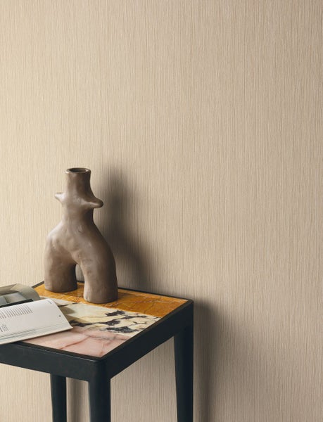 Verschiedene grüne Gartenpflanzen, darunter ein Baum mit grünen Blättern.