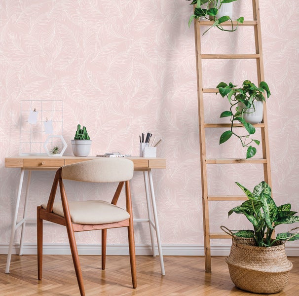 Dekoratives Arbeitszimmer mit rosa Tapete und weißem Blattmuster, Schreibtisch, Leiter und Pflanzen.