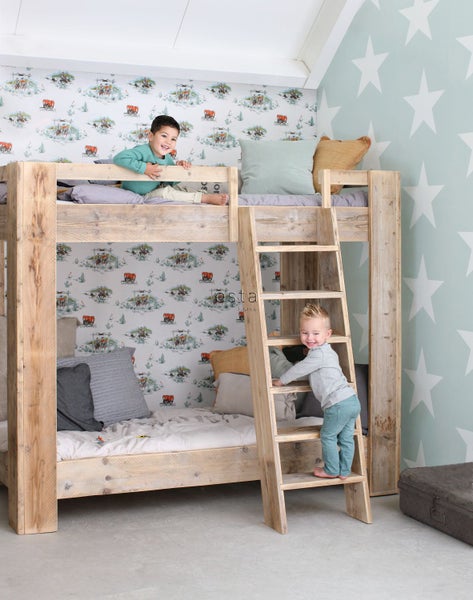 Kinderzimmer mit Etagenbett aus Holz und zwei Kindern