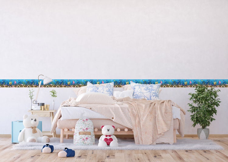 Wandbordüre mit SpongeBob Schwammkopf-Motiv in einem hellen Kinderzimmer mit Holzbett, Kuscheltieren und Zimmerpflanze.