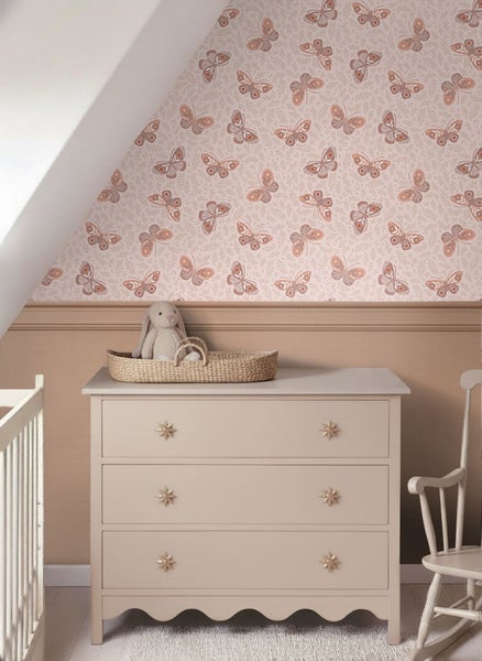 Kinderzimmer mit Schmetterlingstapete, Kommode und Spielzeug