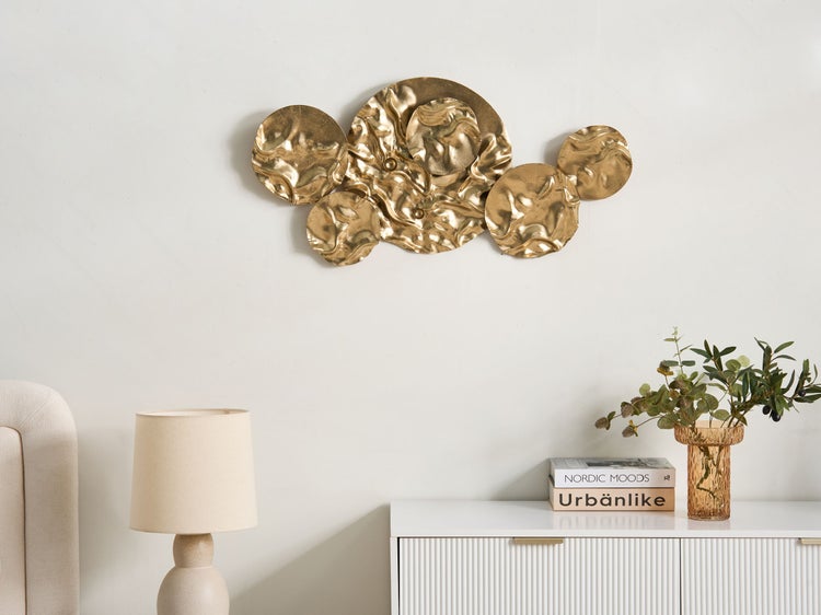 Wanddekoration aus goldenem Metall mit kreisförmigen Formen