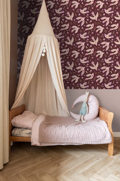 Kinderzimmer mit Bett, Baldachin und Vogelmuster-Tapete