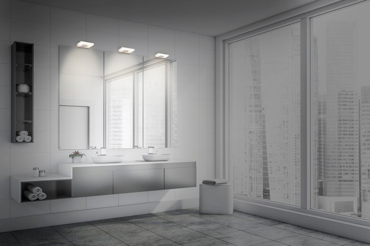 Helles Badezimmer mit Doppelwaschbecken, Spiegelschrank und großem Fenster mit Stadtblick