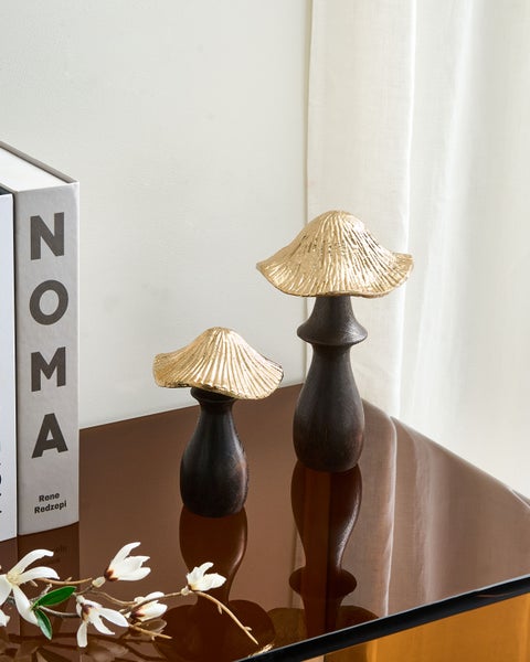 Dekorative Pilzfiguren aus Holz auf einem Tisch