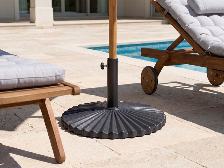 Sonnenschirmständer mit geriffeltem Design auf einer Terrasse neben einem Pool und Holz-Sonnenliegen.