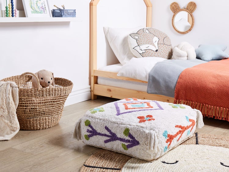 Kinderzimmer mit Holzbett, Korb, Pouf und Teppich