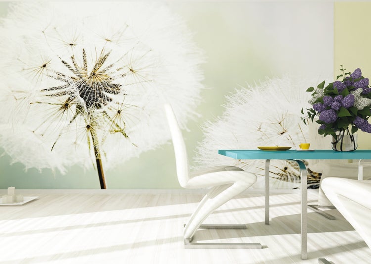 Heller Raum mit Löwenzahntapete, Esstisch, Stuhl und Blumenstrauß