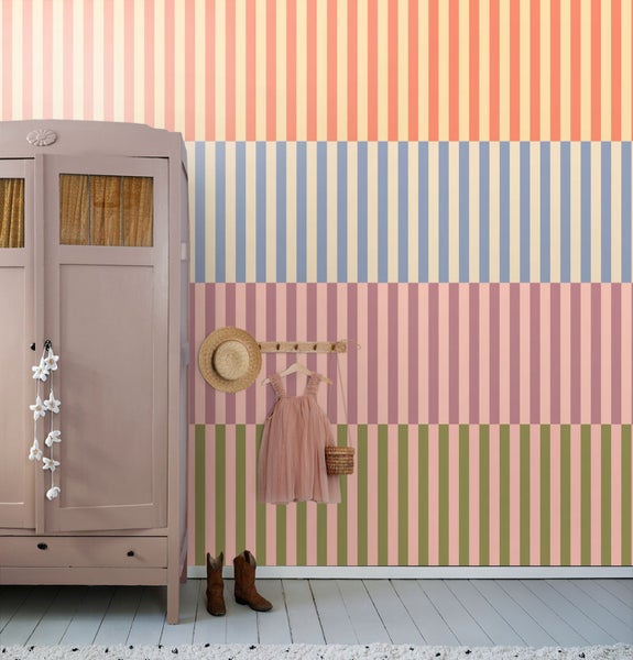 Zimmerdekor mit gestreifter Tapete, Kleiderschrank, Kleid, Hut und Stiefeln für Kinder