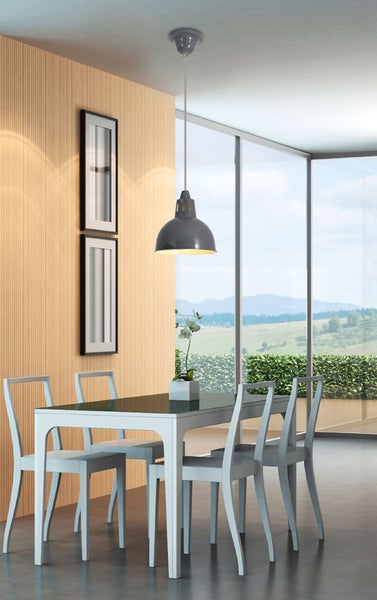 Esszimmer mit Esstisch, Stühlen und Pendelleuchte