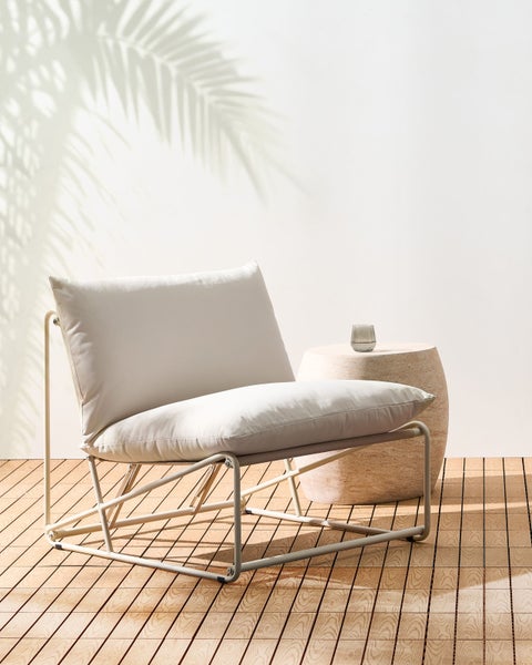 Gartensessel mit Metallgestell und Sitzkissen auf einer Holzterrasse