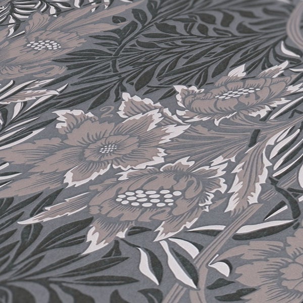 Szene mit einer Wandtapete mit Blumenmuster, einem Tisch mit einer Lampe, Stiften, einem Notizblock und einem Kalender