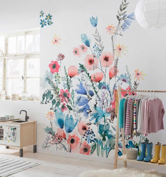 Raum mit Blumenwandtattoo, Kinderküche und Kleiderständer