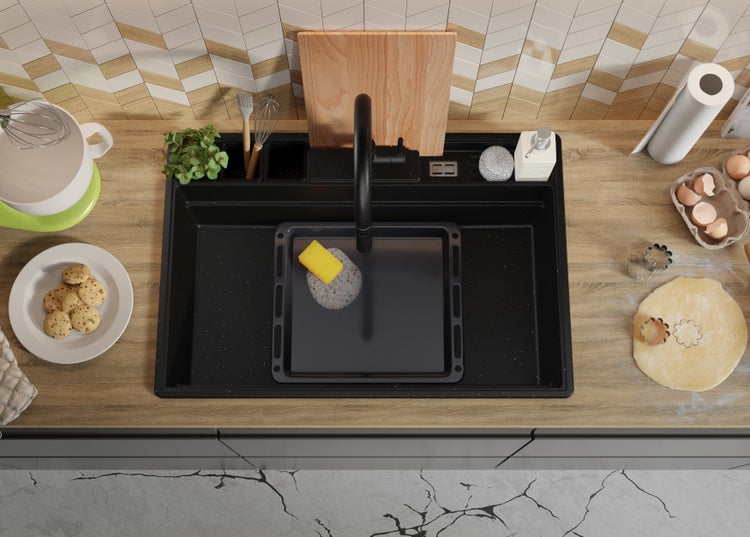 Ansicht einer Küchenspüle mit Küchenutensilien und Lebensmitteln.