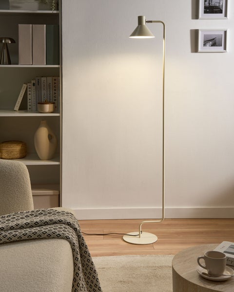 Moderne, cremefarbene Stehleuchte aus Metall mit rundem Standfuß und verstellbarem Lampenschirm.