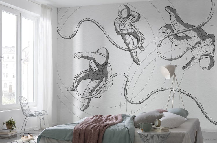 Helles Schlafzimmer mit Bett und Tapete mit Astronautenmotiv