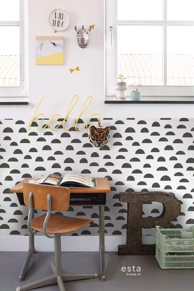 Dekoratives Kinderzimmer mit Schreibtisch, Stuhl und Halbkreis-Tapete