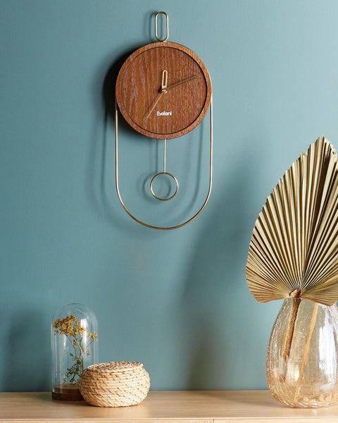 Dekorative Wanduhr aus Holz mit goldenen Akzenten, Teil einer Inneneinrichtung