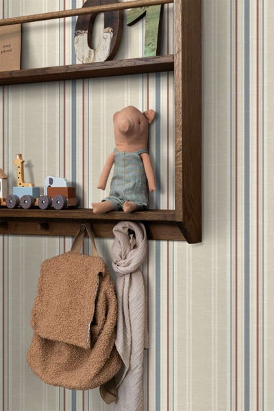 Tapete mit dezentem Streifenmuster in einem Kinderzimmer mit Holzregal, Plüschtier und Spielzeug.