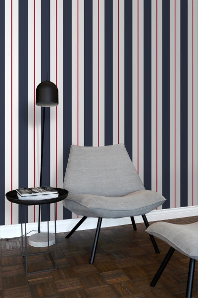 Interieuransicht mit gestreifter Tapete, Sessel, Beistelltisch und Stehlampe