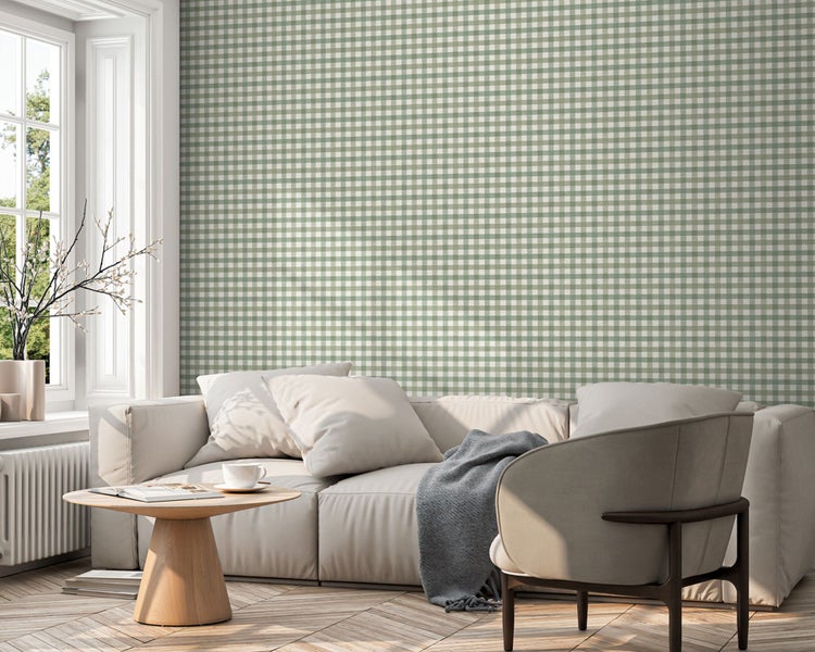 Wohnzimmer mit Sofa, Sessel und karierter Tapete für eine stilvolle Raumgestaltung.