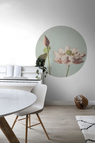 Heller Wohnraum mit Wanddekoration mit Blumenmuster, Piano, Esstisch und Lampe