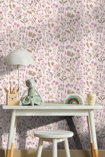 Kinderzimmer mit Blumentapete, Tisch und Stuhl