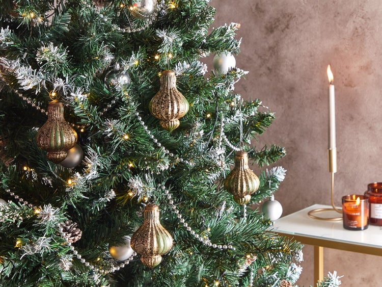 Geschmückter Weihnachtsbaum mit Kerzen