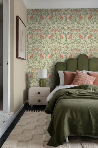 Schlafzimmer mit gemusterten Tapeten, Bett und Nachttisch