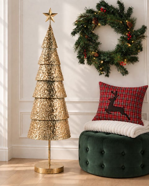 Dekorativer Weihnachtsbaum aus Metall in goldener Optik mit Sternspitze als festliche Weihnachtsdekoration.