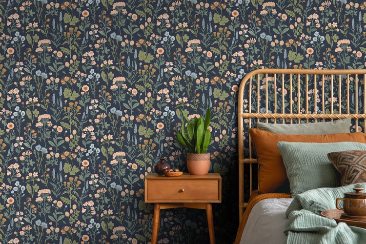 Dekoratives Schlafzimmer mit floraler Tapete, Holzbettgestell und Beistelltisch.