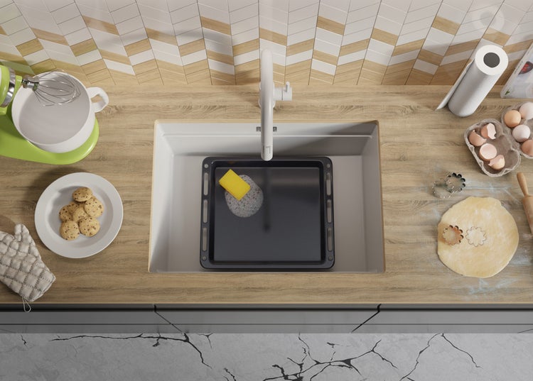 Küchenszene mit Spüle, Backblech, Spülmittel, Teig, Ausstechern und Küchengeräten