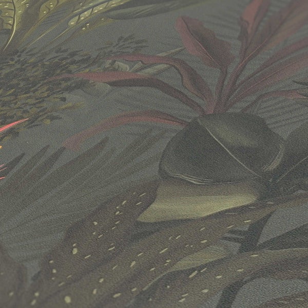 Dekoratives Interieur mit gemusterter Tapete, Sitzecke und Betonkommode