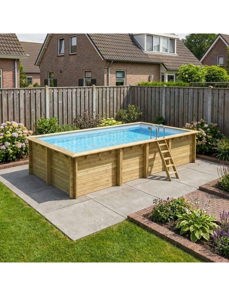 Rechteckiger Holzpool mit Leiter im Garten