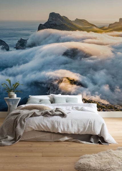 Schlafzimmer mit Fototapete mit Berglandschaft im Nebel
