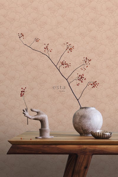 Dekoratives Stillleben mit Ornamenttapete, Vase, Skulptur und Zweigen auf Holztisch