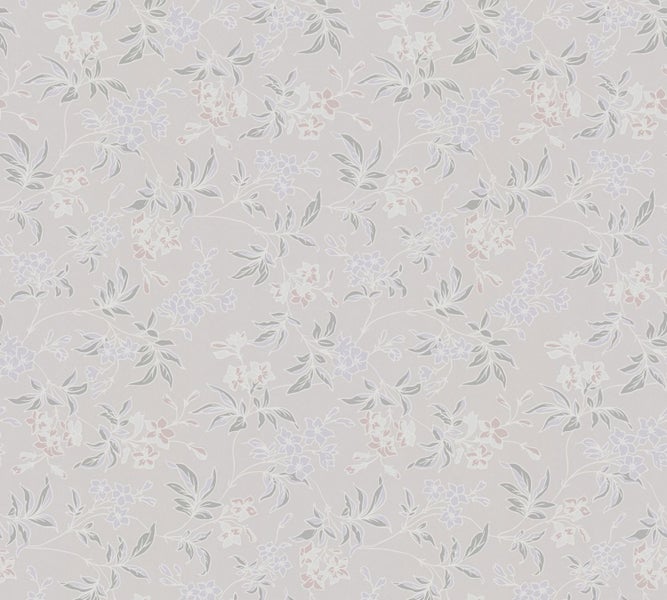 Wohnzimmer mit floral gemusterter Tapete, Sessel und Beistelltisch