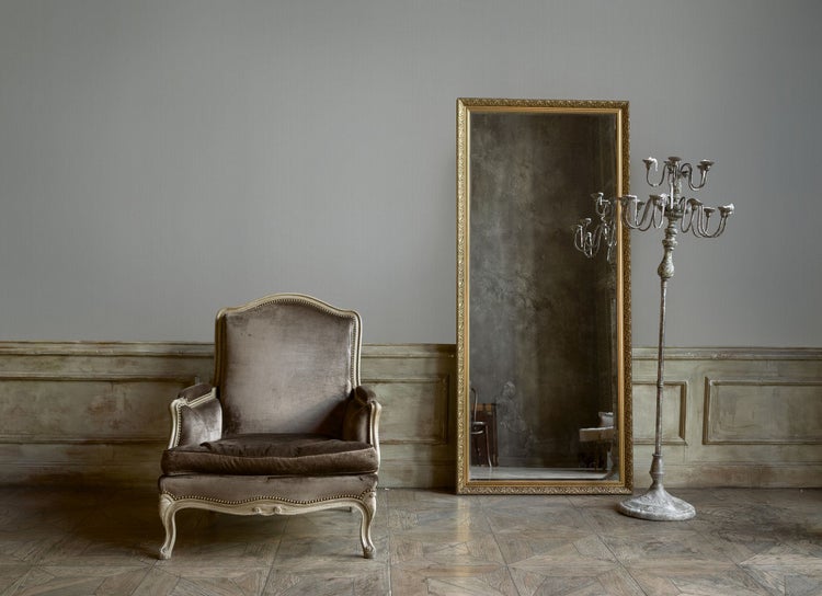 Gemütliche Sofaecke mit Kissen, Decke und Ablage mit Tasse